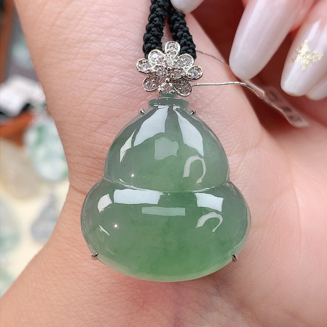 颈饰18K金镶嵌翡翠葫芦