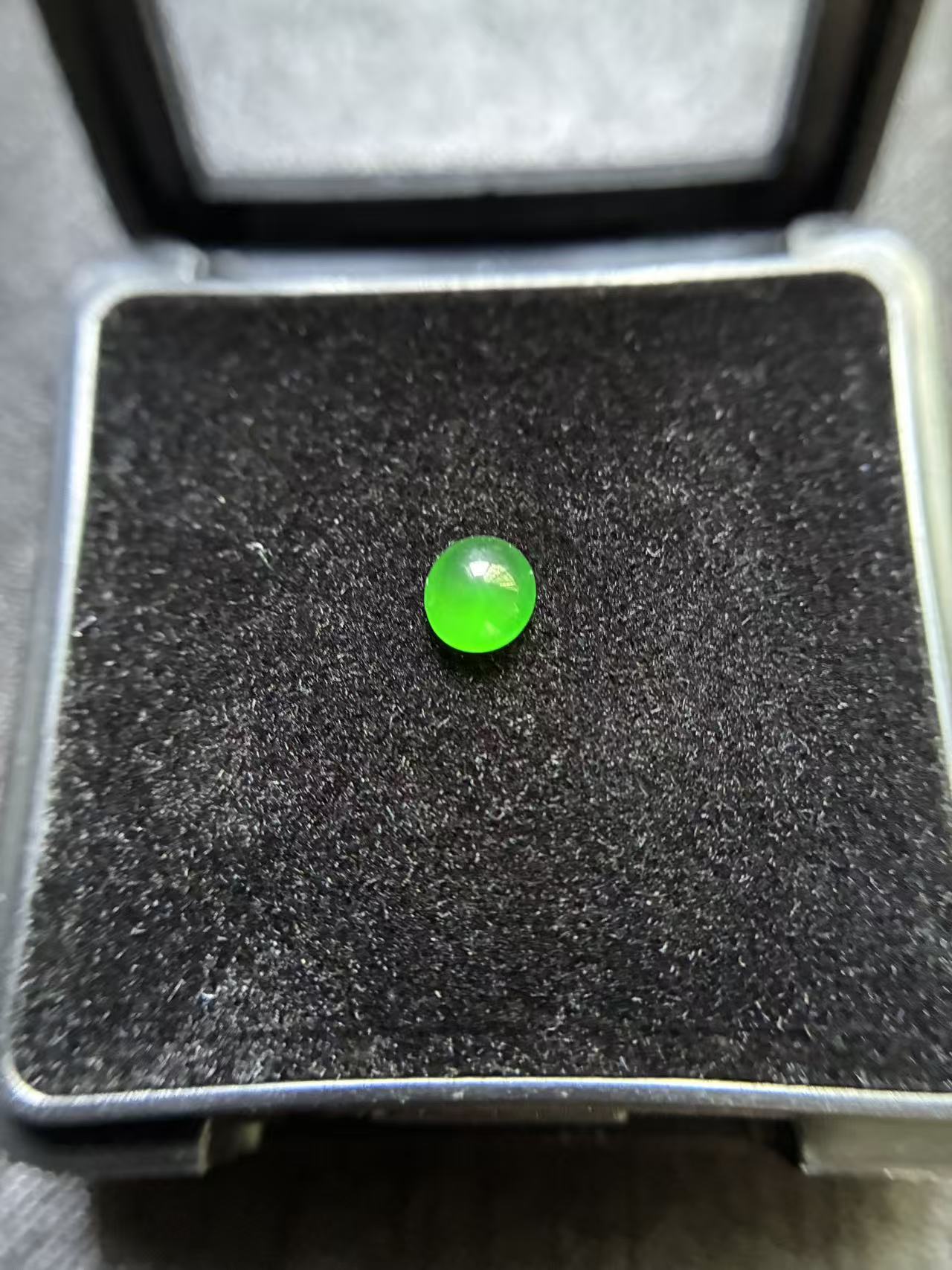 自然光拍摄天然A货翡翠蛋面裸石5.0x4.5x2.5（mm）