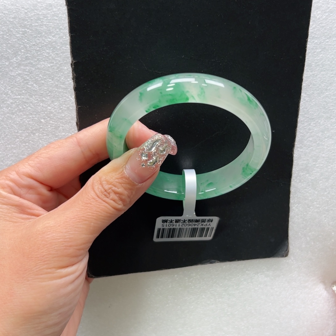 石英质玉手镯未镶嵌自****?➕佳佳55