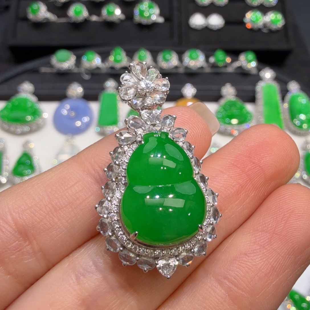 用***0翡翠18K金镶嵌颈饰分单