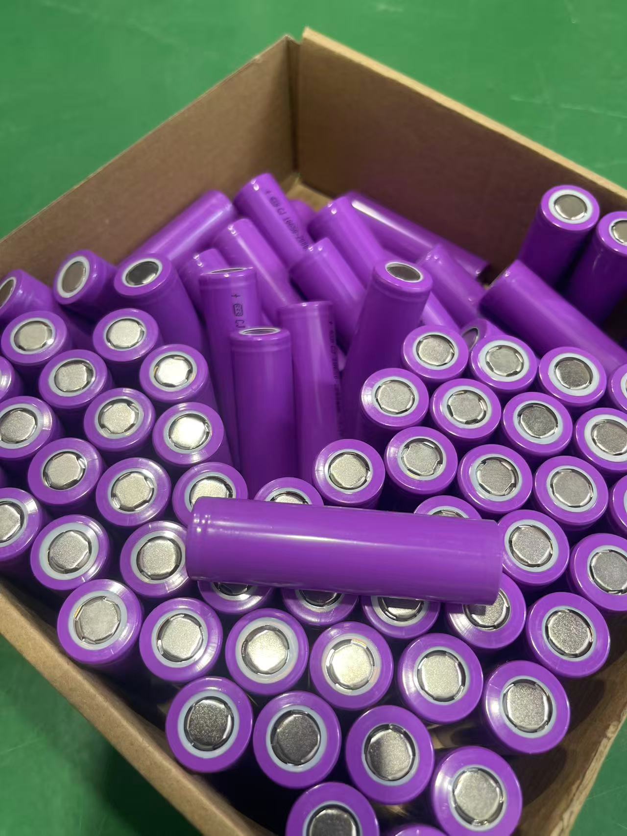 3.7v全新2000毫安18650电池