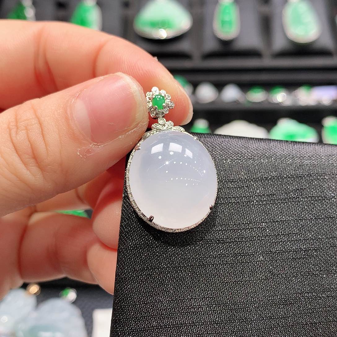 翡翠颈饰18K金镶嵌蛋面