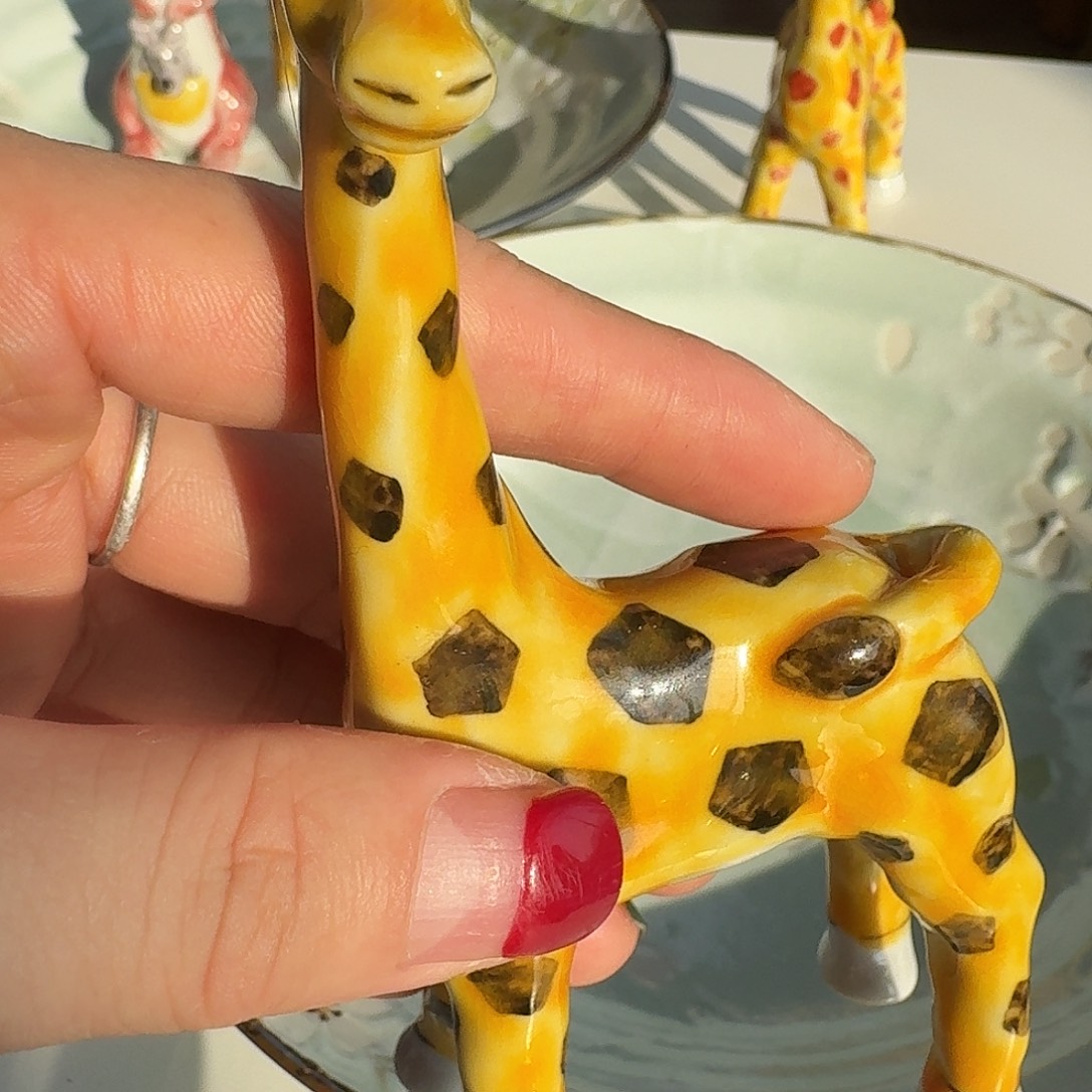 瓷片右边耳朵粘了的，微瑕