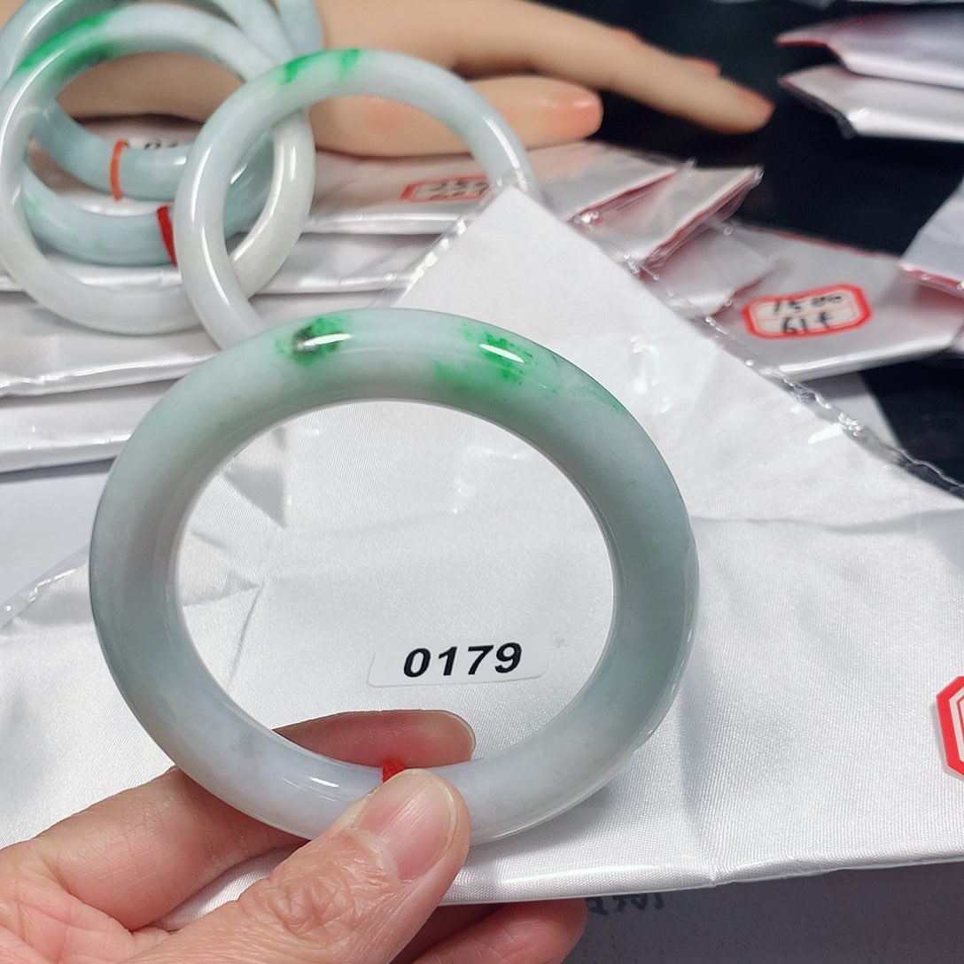 翡翠手镯未镶嵌天然缅甸A货翡翠手镯