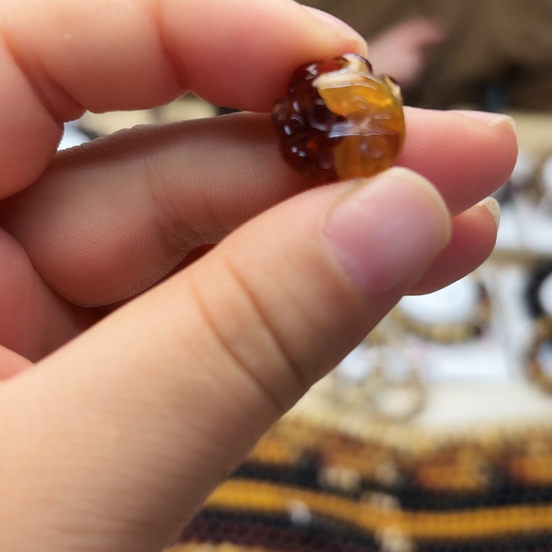 向***歌琥珀未镶嵌裸石大