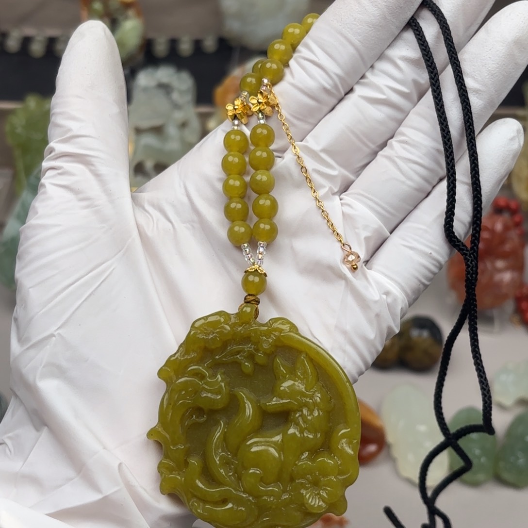 蛇纹石玉颈饰未镶嵌