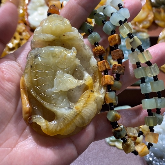 蛇纹石玉未镶嵌颈饰
