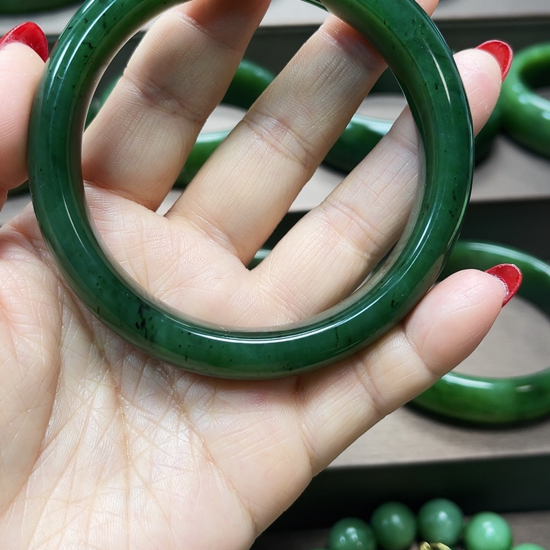 和田玉（碧玉）未镶嵌手镯