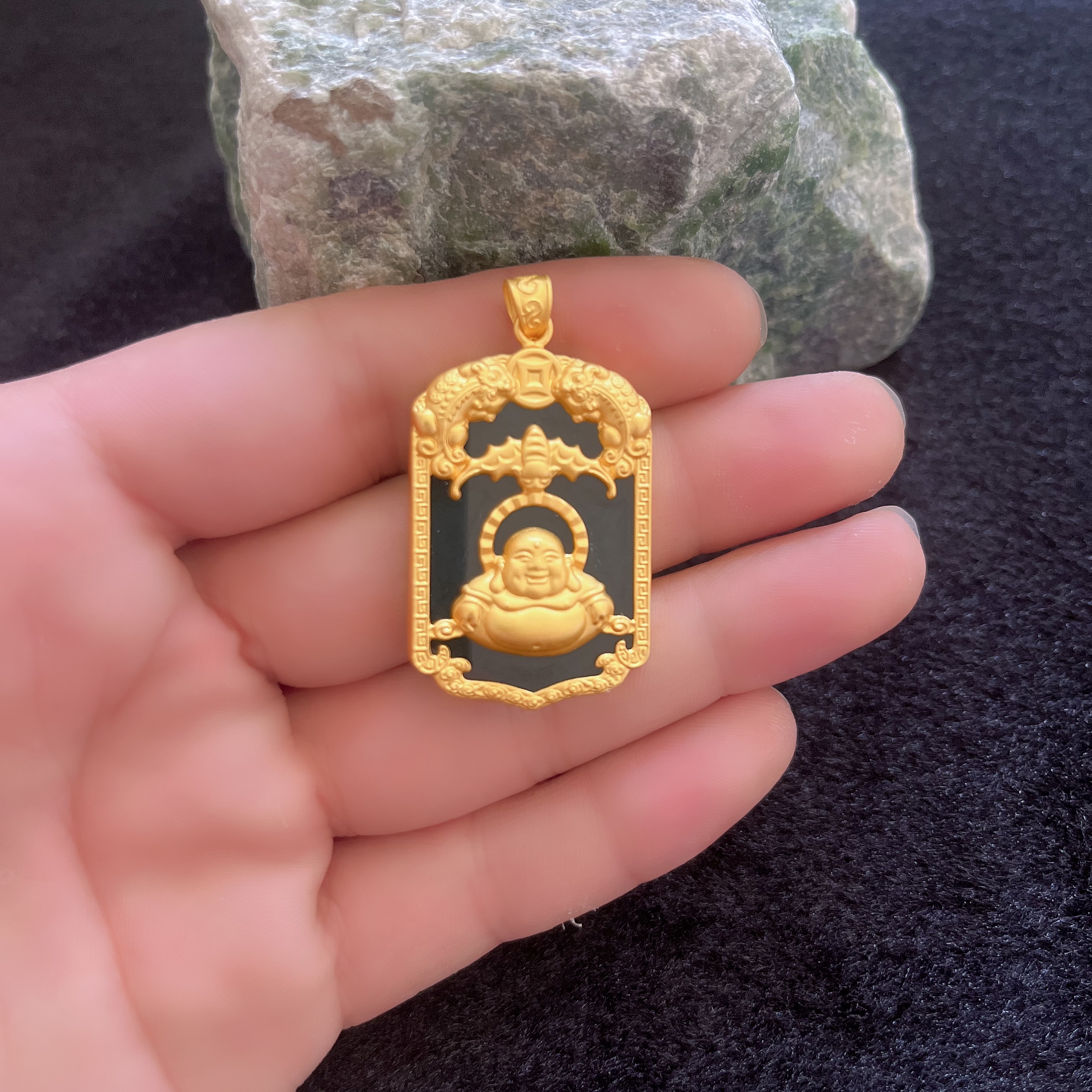 S925纯银镶嵌天然和田玉吊牌，镶嵌工艺精美，做工细致时尚百搭