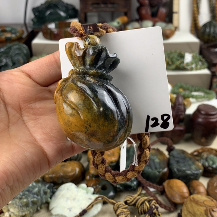 戈****岫岩河磨玉（透闪石质玉）未镶嵌珠宝奇石