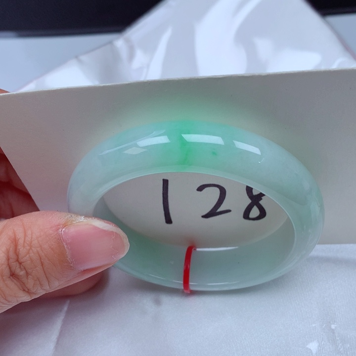 翡翠手镯未镶嵌翡翠