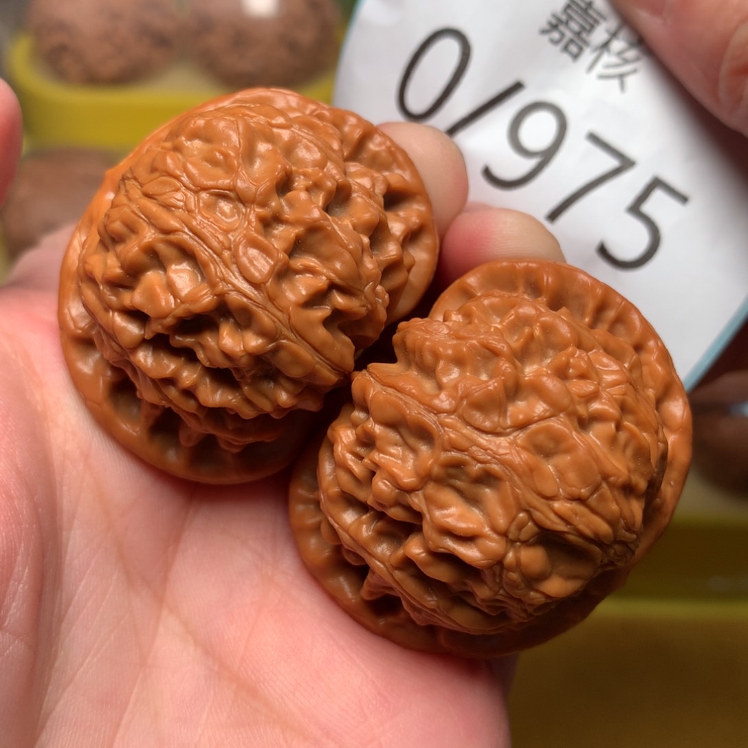 文玩核桃把件红皮肉球灯40