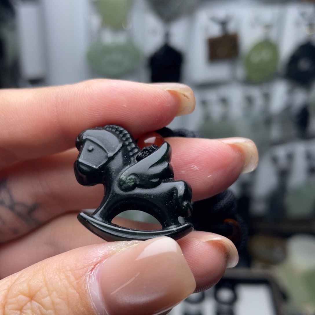 岫玉未镶嵌颈饰木马