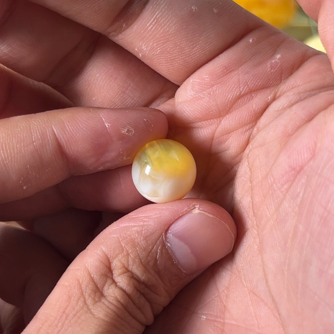 琥珀裸石未镶嵌࿃****?蜜蜡荧光白14.2毫米