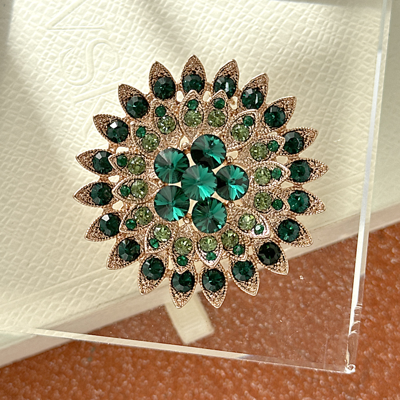 铜合金仿水晶胸针 水晶九宝莲花环胸针R1073