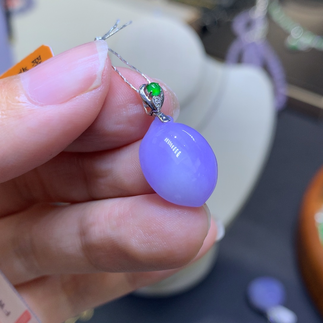 颈饰18K金镶嵌翡翠