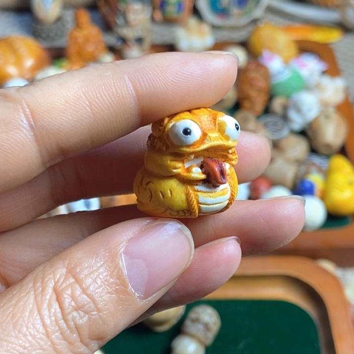 用****6配饰鹿角雕刻小狮子一个