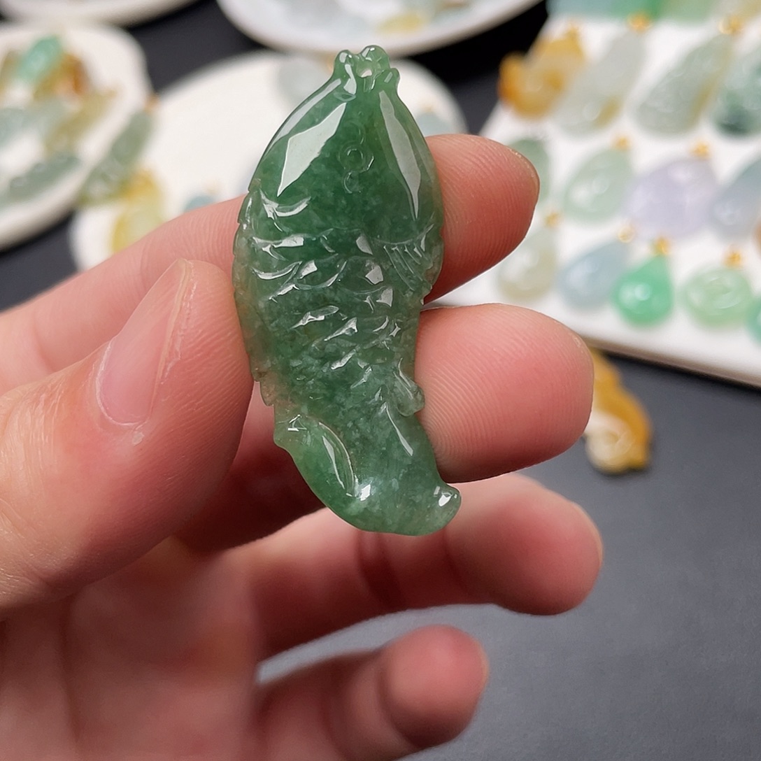 翡翠未镶嵌颈饰鱼