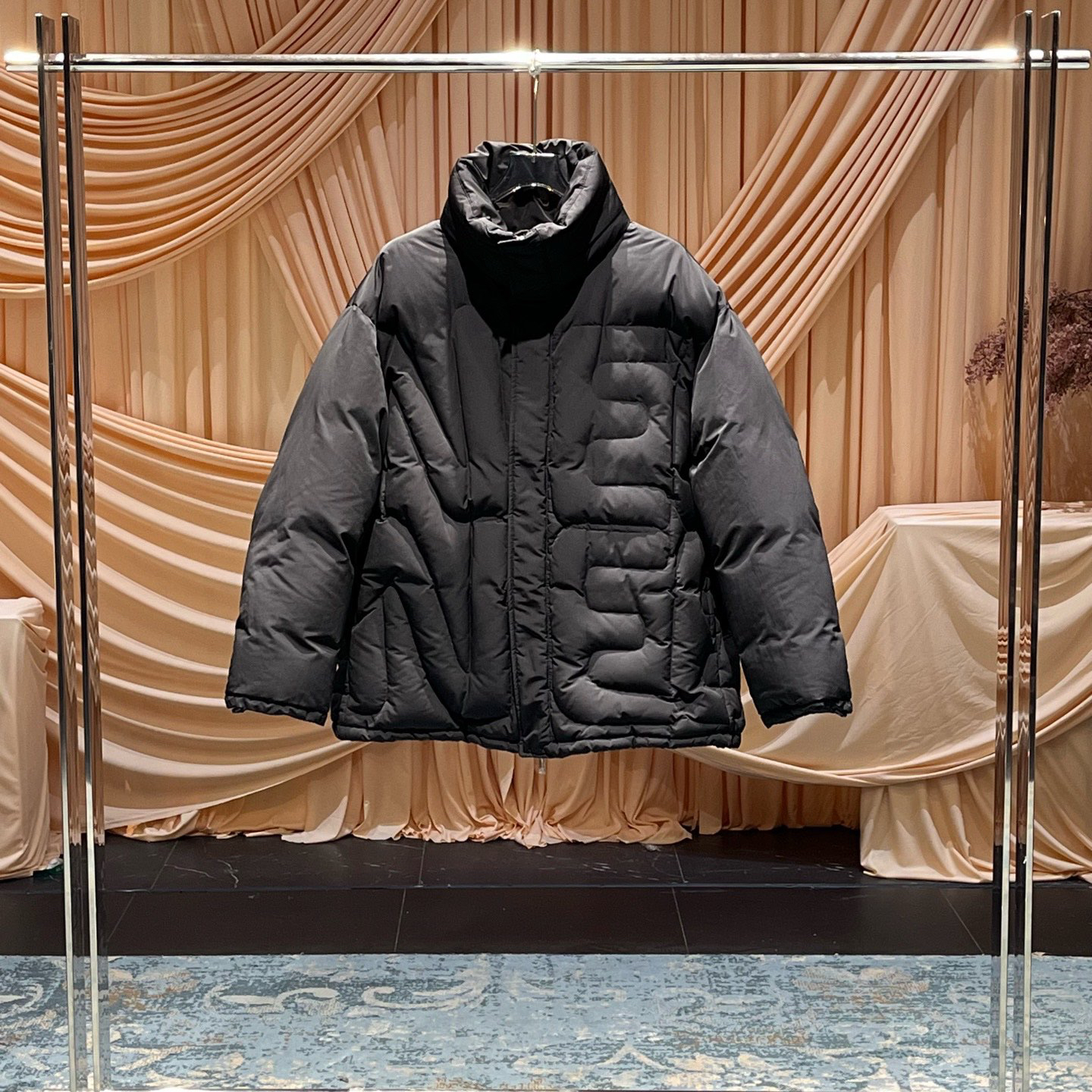 99新 Valentino/华伦天奴 黑色压纹连帽羽绒服/S码/31985