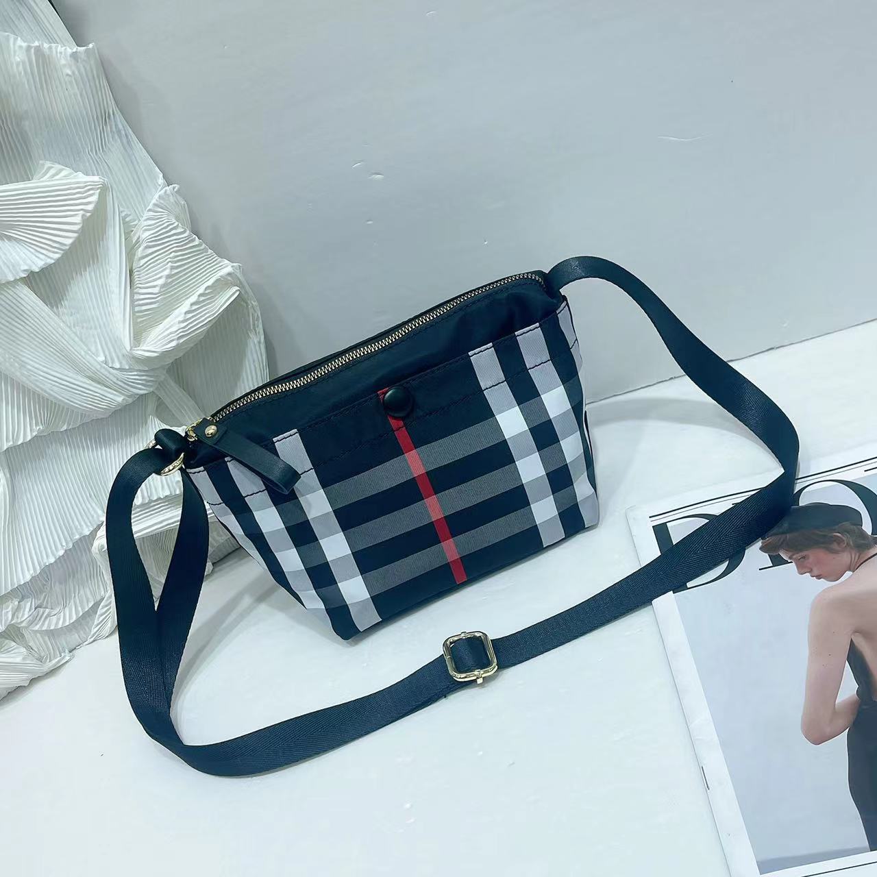 新款经典时尚单肩斜挎包210-1