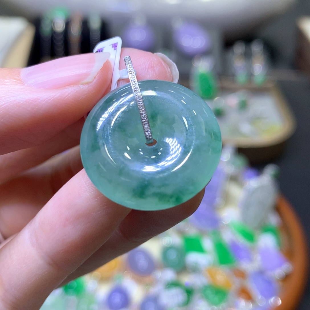 【闪购商品】翡翠颈饰18K金镶嵌翡翠吊坠项链