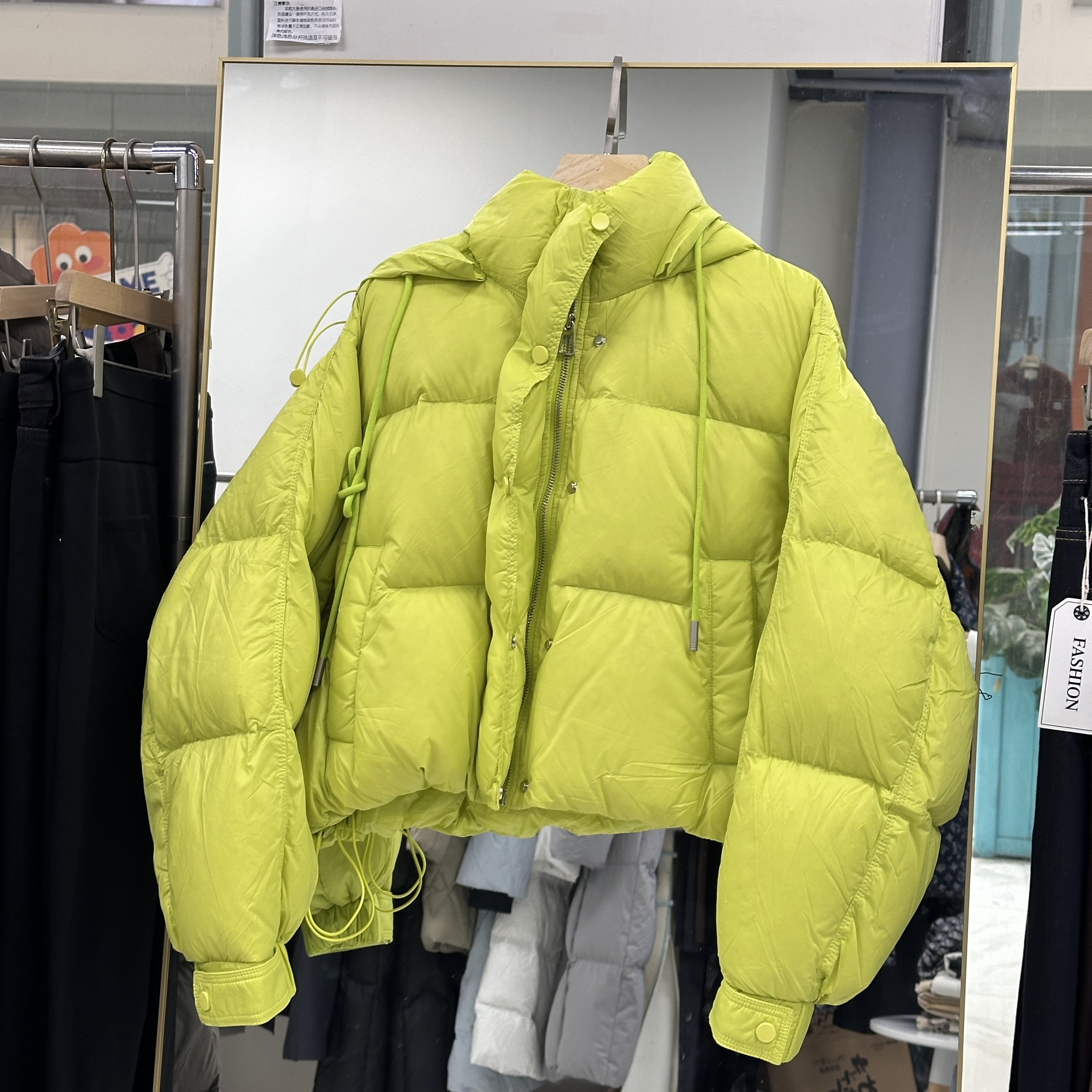 短款厚款女常规连帽羽绒服冬季亮色简约