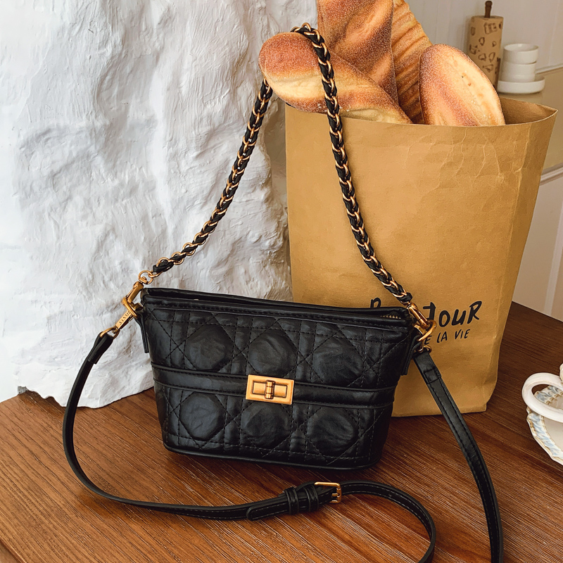 小香风链条斜挎包高级感轻奢复古腋下包时尚百搭水桶包2025新款