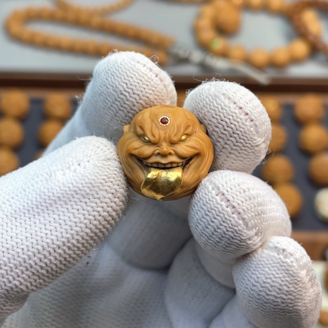 猴头核桃吊坠金舔僧