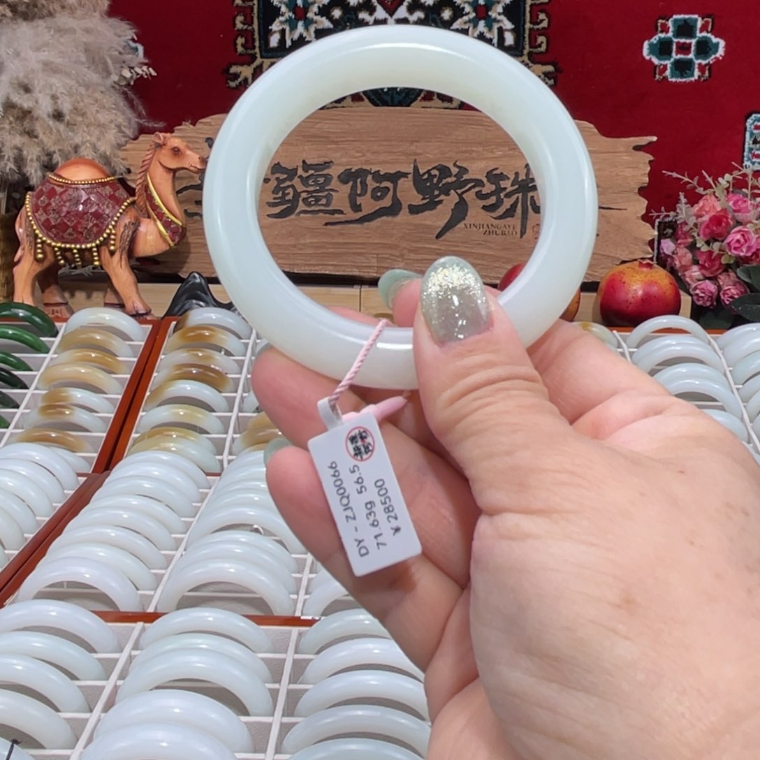 未镶嵌手镯和田玉天然优雅气质且末老料