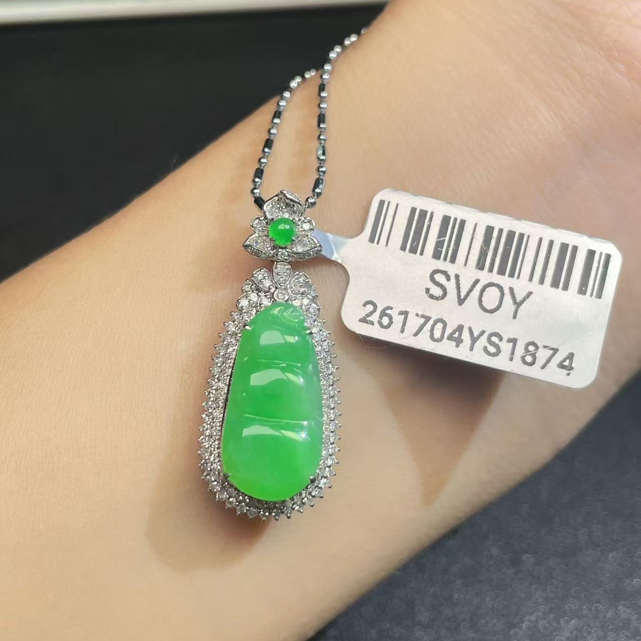 18k金镶嵌缅甸A货翡翠(不含链)