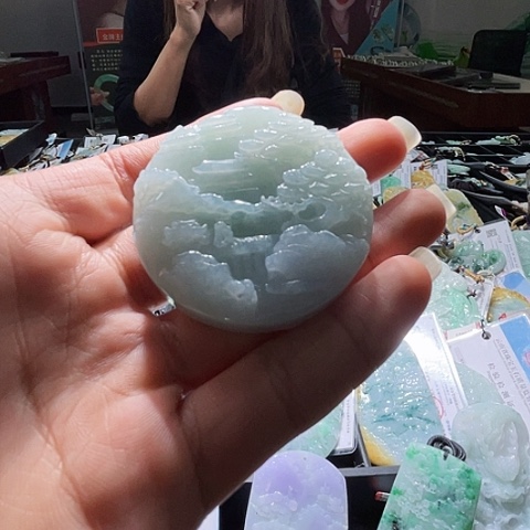 翡翠未镶嵌颈饰一个