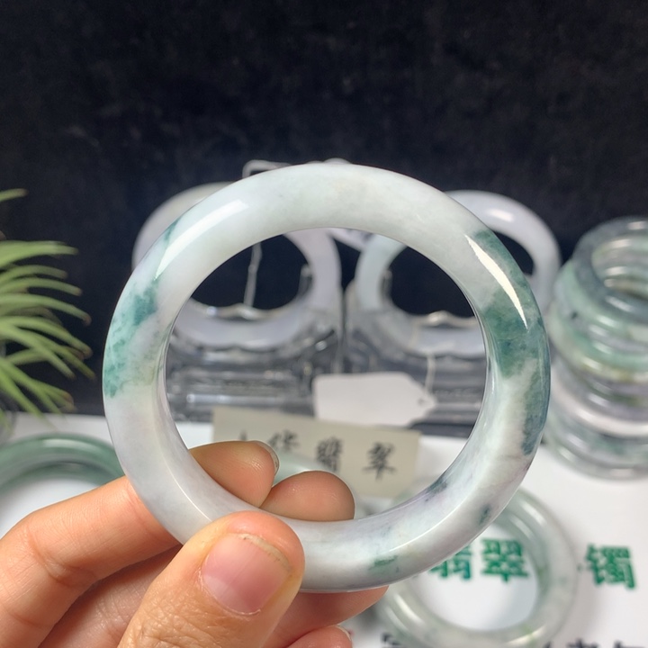翡翠未镶嵌手镯22号。 50圈