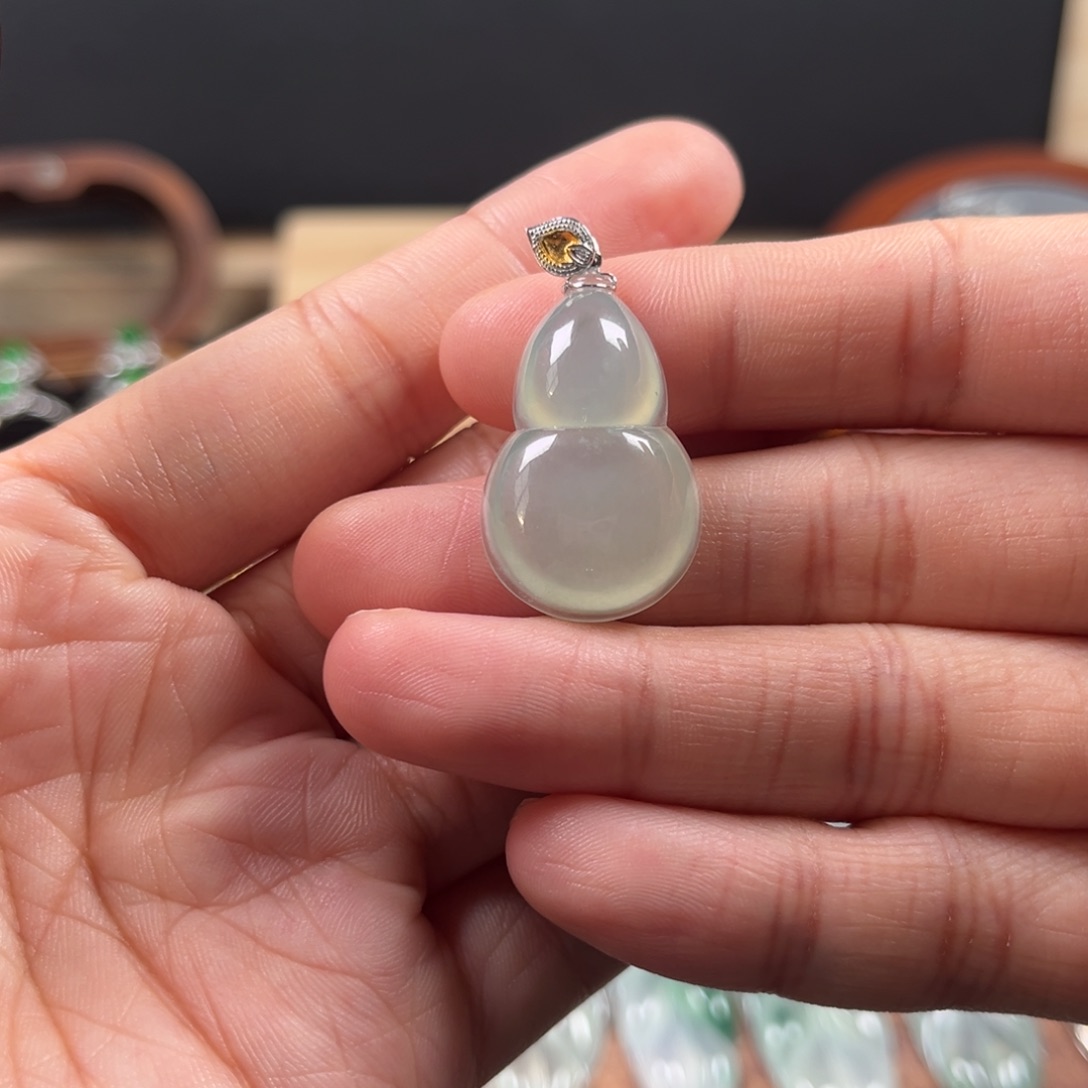 颈饰18K金镶嵌翡翠葫芦