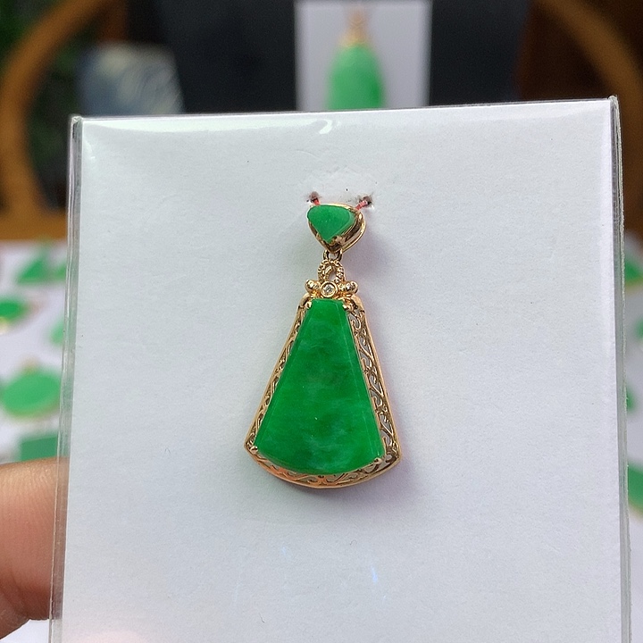 翡翠18K金镶嵌颈饰