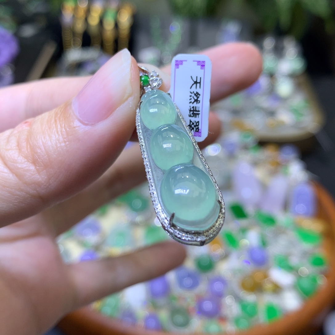 颈饰18K金镶嵌翡翠