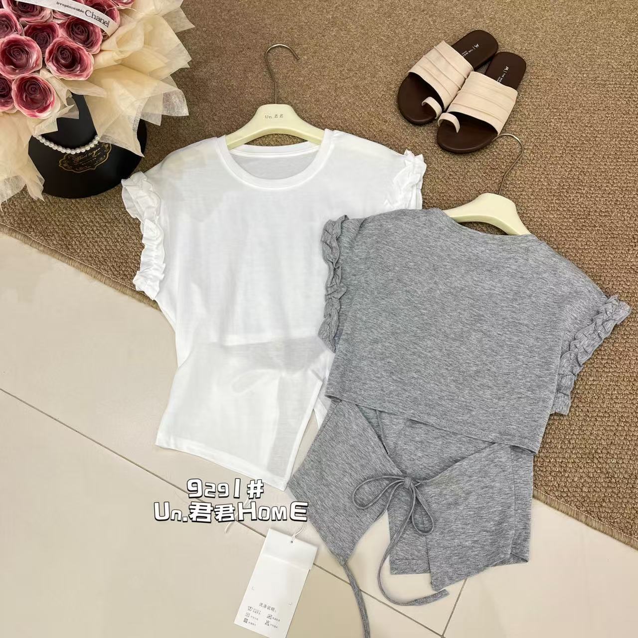 君君家【后腰镂空】9291圆领袖口木耳边开叉后腰镂空小飞袖上衣