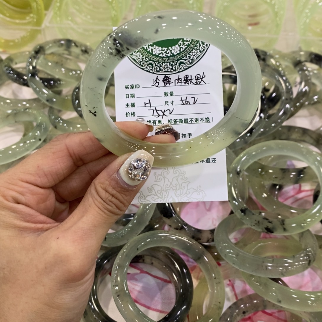 冷***默蛇纹石玉未镶嵌手镯