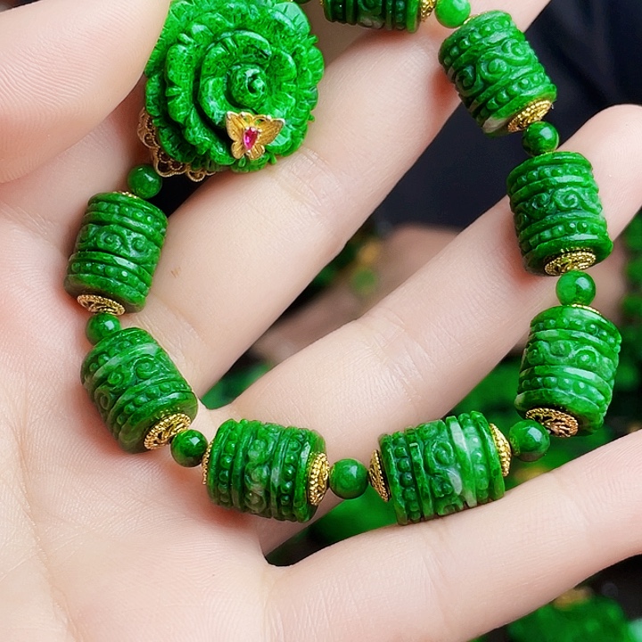 翡翠未镶嵌颈饰多样性