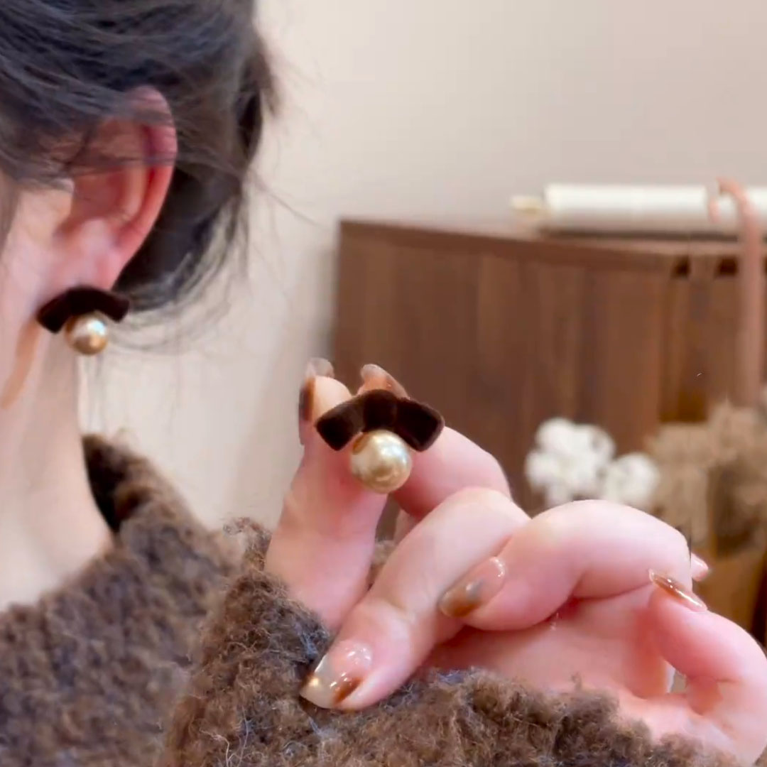 铜合金耳饰 梅姐饰品a85 复古秋冬棕色蝴蝶结珠珠耳钉女甜美耳环