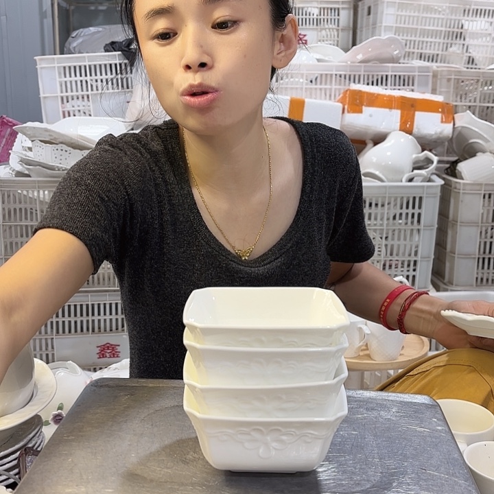 碟新款四方米饭碗微瑕产品介意勿拍……