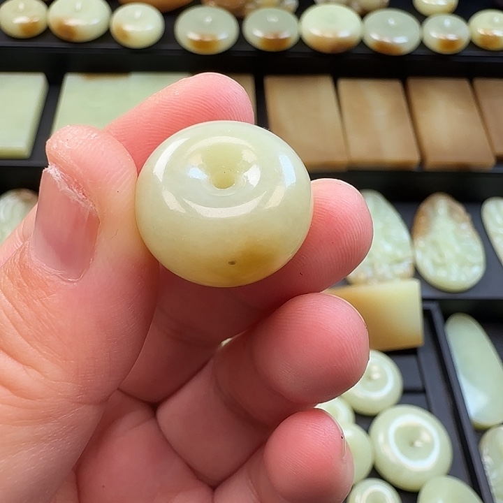 侯***上和田玉未镶嵌颈饰