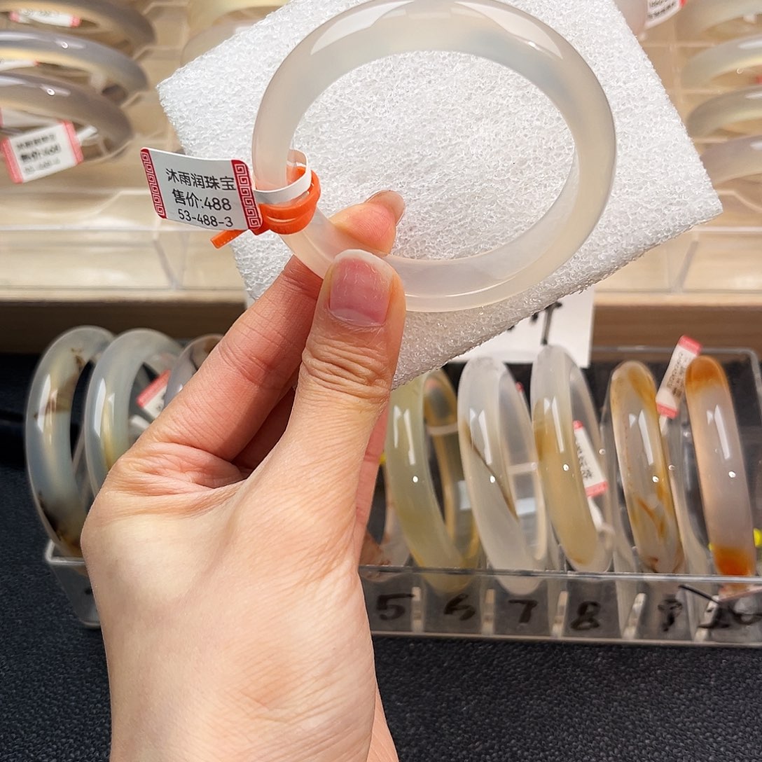 俞***摆玛瑙/玉髓未镶嵌手镯