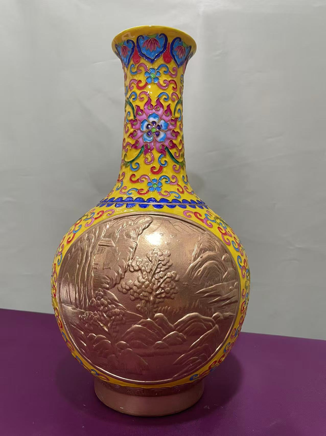 C018景泰蓝仿清乾隆款鎏金乳雕观赏瓶