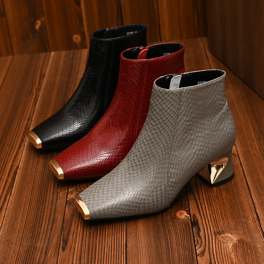 头层牛皮防踢铁头粗跟短靴女2025秋冬新款方头侧拉链百搭短筒靴子