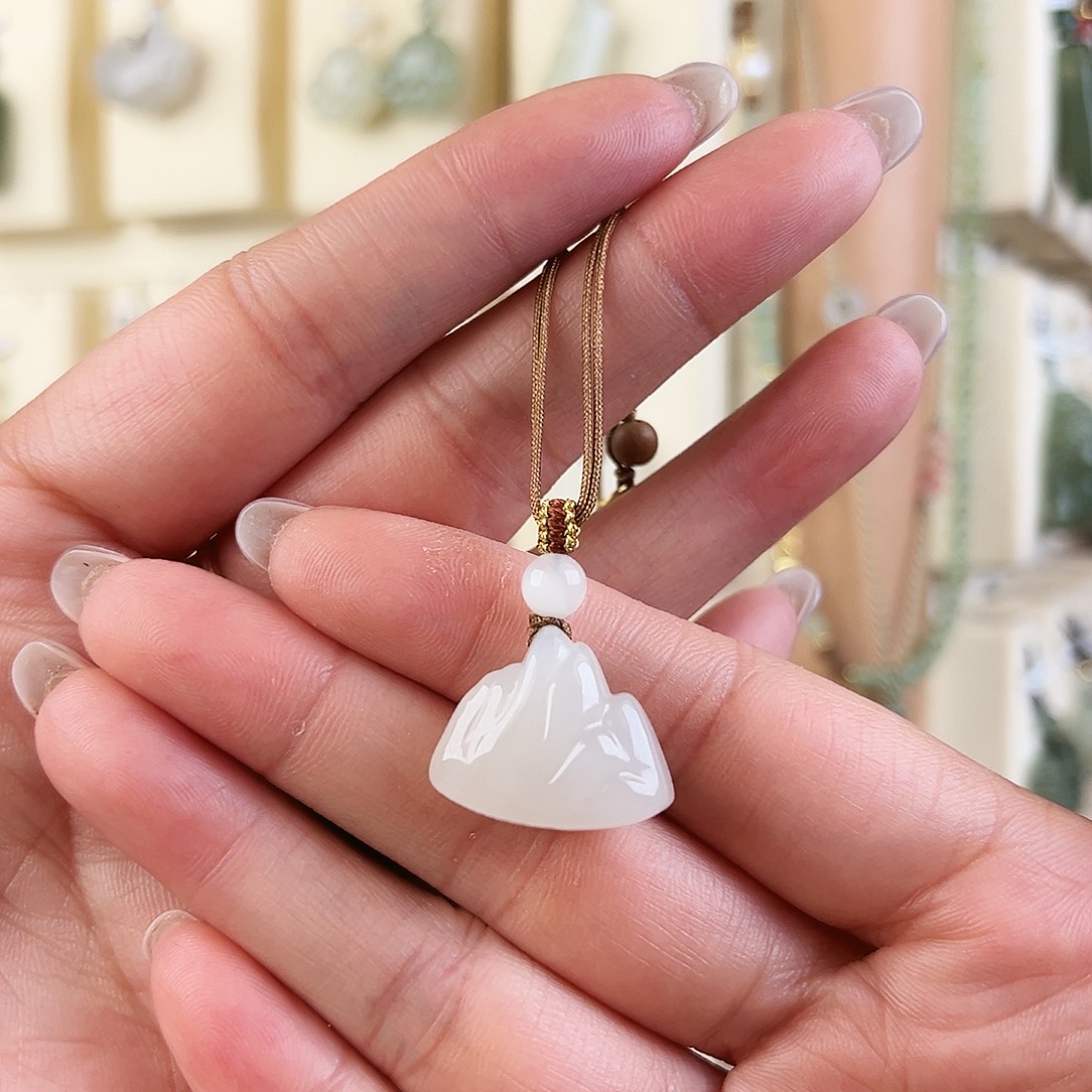 是***吖和田玉未镶嵌颈饰