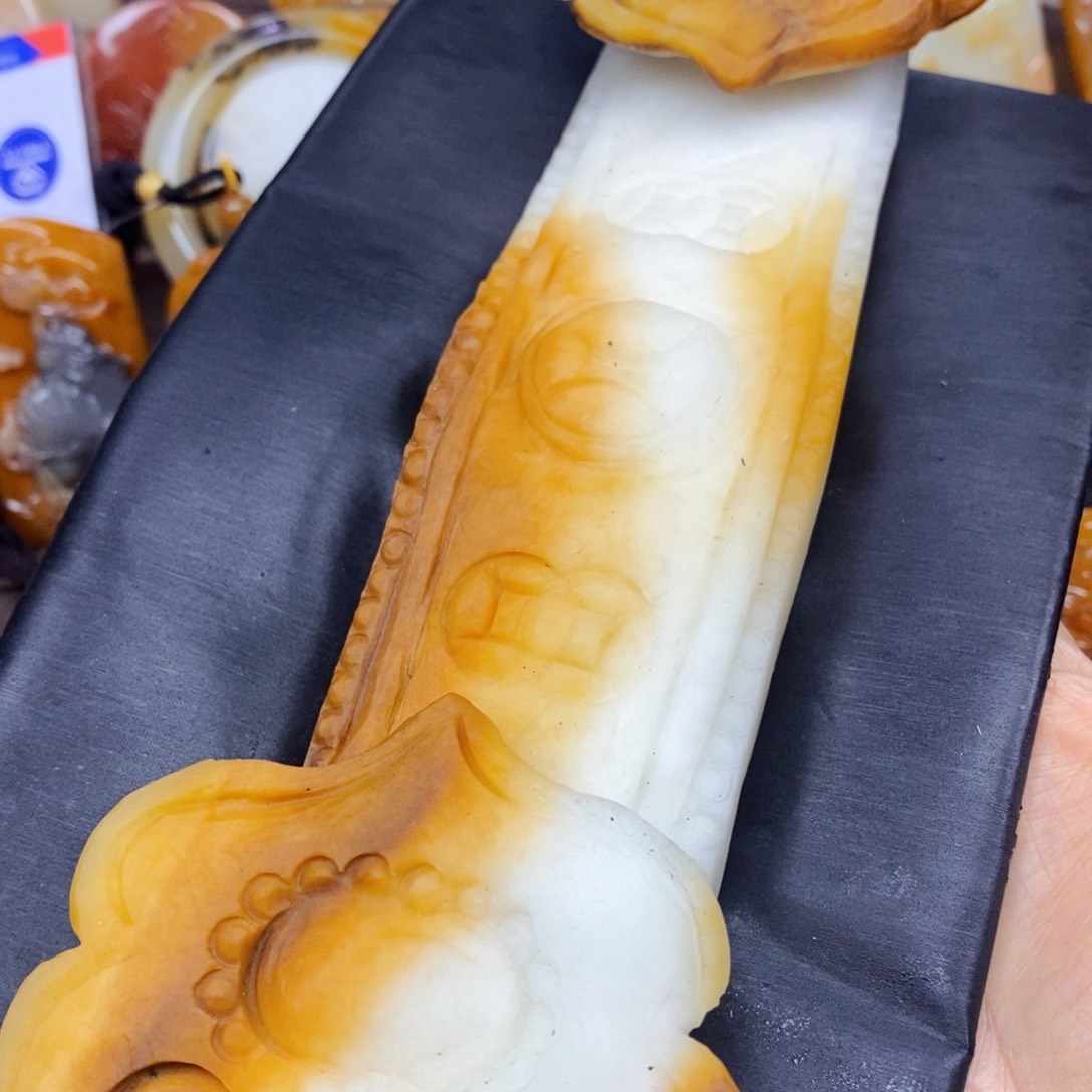石英质玉（黄龙玉）颈饰未镶嵌