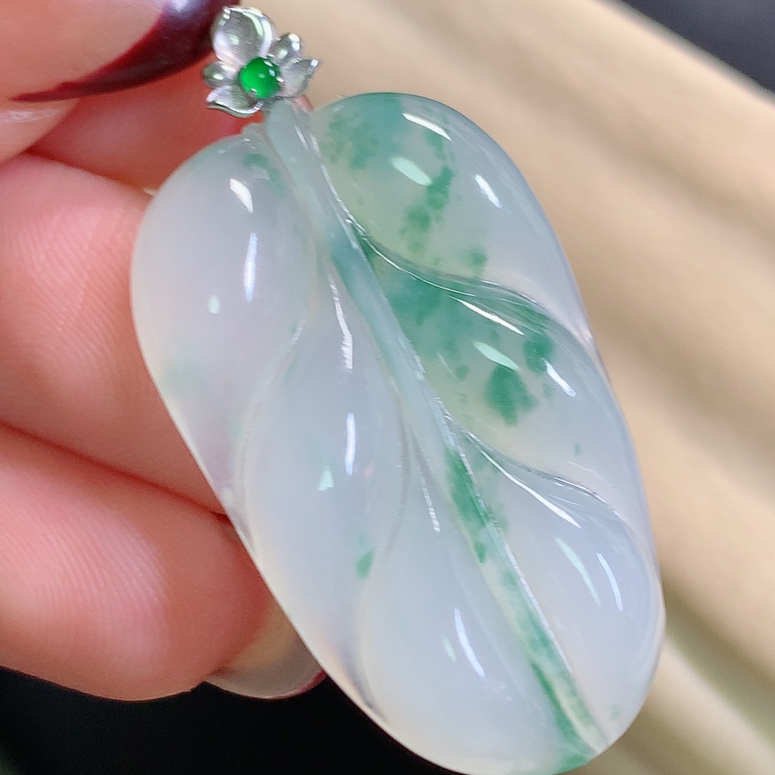 妙***琳翡翠18K金镶嵌颈饰叶子