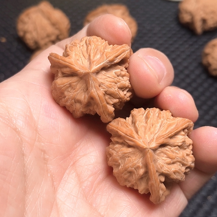 桃核把件三棱核桃