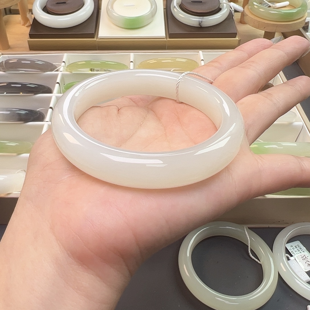 和田玉未镶嵌手镯暖白，油润，无包容，捡漏