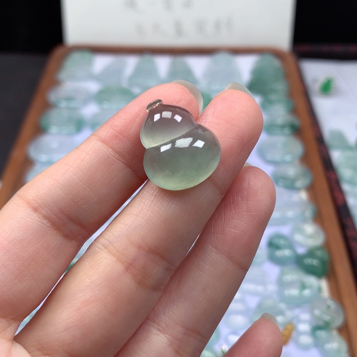 颈饰未镶嵌翡翠冰种晴底葫芦